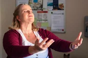 Ulla (Sabrina Dietel, KLD) entschließt sich, die Amtsstube nach der Feng Shui-Lehre einzurichten.