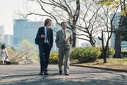 Jake Adelstein (Ansel Elgort, l.); Hiroto Katagiri (Ken Watanabe, r.)