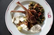 Tobis Gericht: Linsensalat an Lammkotelett mit Smashed-Potatoes und orientalischem Joghurt.