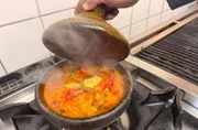 Die Tajine, ein traditioneller Lehmkochtopf mit gewölbtem oder auch spitzem Deckel aus Marokko.