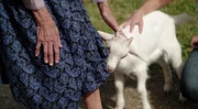 Vom Bergbauernhof bis zum alternativen Lebensraum sind die Menschen eng verbunden mit der Natur und bewahren Tradition und Brauchtum.