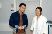 Lilly (Iris Mareike Steen) ist überfordert, als Nihat (Timur Ülker) sie um Verzeihung bittet.
