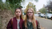 Floor (Bobbie Mulder, re.) und Margreet (Romy Voll, li.) begegnen Kees, als er etwas sehr Merkwürdiges übt.