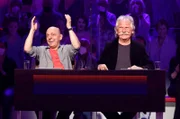 Rateteam-Kapitän Bernhard Hoëcker (l.) mit dem Musiker und Frontmann der Band "Höhner", Henning Krautmacher (r.).