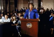 Jonathan (Michael Landon) tritt vor dem Prüfungsausschuss dafür ein, dass der allseits beliebte Lehrer Mr. Zelinka trotz seines hohen Alters länger unterrichten darf.