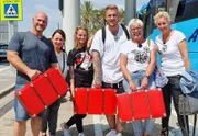 (v.l.) Markus (49) und Crystal (41), Michelle (25) und Moritz (28) sowie Tina (56) und Anja (52) in Palma de Mallorca _ dem Urlaubsklassiker. Gemeinsam reisen sie ins Ungewisse. Denn wer wo unterkommt, entscheidet sich erst am Ziel. Während ein Duo mit Schampus im Whirlpool liegt, werden zwei andere das Bad, das zu ihrem Zimmer gehört, suchen.