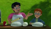 Norman muss Bella an ihrem Pizzastand helfen.