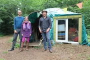 V.l.: Ralph, Rebecca und Simon Parfett vor dem Schuppen