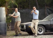 Bei dem Versuch einen korrupten Gefängniswärter zur Rede zur stellen, wird Jesses (Coby Bell, l.) und Michaels (Jeffrey Donovan) Freund von einer Ex-Agentin als Geisel genommen...