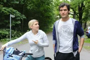 Nach und nach merkt  Anna (Jeanette Biedermann, l.), dass sie doch Gefühle für  Alexander Zeiss (Paul Grasshoff, r.) hat ...