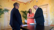 Für Petra und Sascha läuten endlich die Hochzeitsglocken! Wieso allerdings bei der Trauung auf Trauzeugen und Freunde verzichtet wird, kann sich auch die Standesbeamtin nicht erklären.