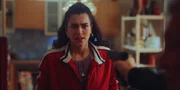 Louna (Anna Bardavelidze) realisiert, dass nicht nur sie selbst in diesem Moment in höchster Gefahr schwebt.