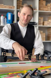 In Prag liegt die Fakultät für Forstwirtschaft und Holz. Laborleiter Martin Dusatko wertet hier die ersten Proben aus Albanien aus.
