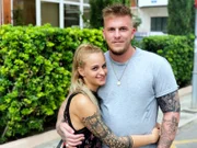 Michelle (25, Auszubildende) und Moritz (28, Florist) in Palma de Mallorca _ dem Urlaubsklassiker. Gemeinsam mit zwei weiteren Paaren reisen sie ins Ungewisse. Denn wer wo unterkommt, entscheidet sich erst am Ziel. Während ein Duo mit Schampus im Whirlpool liegt, suchen zwei andere das Bad, das zu ihrem Zimmer gehört.