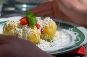 Genießen in der Tschechischen Republik: Die süßen Erdbeerknödel serviert Sandra mit Puderzucker und Schlagsahne oder Quark.