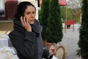Doris (Simone Ritscher) hat ein Auge auf das hochverschuldete Haus der Sonnbichlers geworfen.