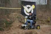 Cem testet einen gepimpten Seniorenscooter und macht damit Offroad-Gelände unsicher.