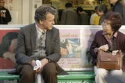 Hofft, auf Hinweise zu den merkwürdigen Parasiten zu stoßen: Dr. Walter Bishop (John Noble, l.) ...