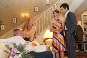 Mariella (Bianca Hein, 2.v.r.) und David (Mathis Künzler, r.) sind überrascht, als Laura (Olivia Pascal, 2.v.l.) ihr Geschenk für Friedrich (Wilhelm Manske, l.) - eine Maria-Callas-CD - kurzerhand konfisziert.