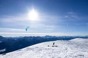 Johannes Gappmayer beim Snowkiten während ServusTVs „Bergwelten, Kreuzeckgruppe, Greifenburg, Kärnten, Österreich am 04 Februar 2024