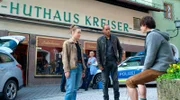 Die Kommissar:innen Sophia Strasser (Katharina Leonore Goebel, l.) und  Jerry Paulsen (Peter Marton, M.) treffen am Tatort den Sohn der Toten, Johannes Kreiser (Florian Maria Sumerauer, r.) an.