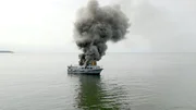 Marineboot in Flammen vor Warnemünde.