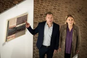 Marie Brand (Mariele Millowitsch) ist zusammen mit Jürgen Simmel (Hinnerk Schönemann) im Museum. Jürgen Simmel hat durch das Zurechtrücken eines Kunstwerkes den Alarm im Museum ausgelöst.