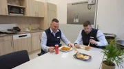 Yusuf (li.) und Neuzugang Markus bei der Mittagspause
