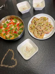 Alis Gericht: Ayurvedischer Gemüse- Linsen- Curry mit Dattelhafercreme auf Dinkelplätzchen und Granatapfel-Minz-Joghurt.