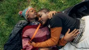 ARD Degeto SCHWARZE FRÜCHTE , "Folge 3", ab Freitag (18.10.24) um 05:30 Uhr in der ARD MEDIATHEK Lotta (Vanessa Yeboah, re.) genießt noch die Zweisamkeit mit Kojo (Thapelo Mashiane, l.), bevor sie ihm die Hiobsbotschaft überbringt. © ARD Degeto/Jünglinge Film/Studio Zentral/Maïscha Souaga, honorarfrei - Verwendung gemäß der AGB im engen inhaltlichen, redaktionellen Zusammenhang mit genannter Degeto-Sendung und bei Nennung "Bild: ARD Degeto/Jünglinge Film/Studio Zentral/Maïscha Souaga" (S2). ARD Degeto/Programmplanung und Presse, Tel: 069/1509-335, degeto-presse@degeto.de