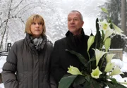 Charlotte (Mona Seefried, l.) mahnt Werner (Dirk Galuba, r.), an Miriams Grab nicht die ganze Zeit über Barbara zu sprechen.