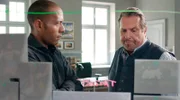 Jerry Paulsen (Peter Marton, l.) und Beissl (Andreas Giebel, r.) überlegen, was sie übersehen haben könnten.