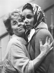 L-R: Käthe Scholz (Inge Meysel), Doris Wichmann (Monika Peitsch)