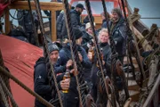Die Mannschaft feiert auf dem Wikingerschiff