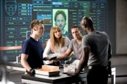 Joshua Rose hat es geschafft, dem Quarantäne-Bernstein im alternativen Universum zu entkommen. Doch wie? Lincoln (Seth Gabel, l.), Olivia (Anna Torv, 2.v.l.), Charlie (Kirk Acevedo, 2.v.r.) und Broyles (Lance Reddick, r.) versuchen es herauszufinden ...