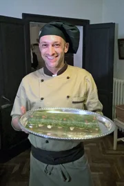 Koch Edoardo Craviari präsentiert Forelle und wilden Spargel in Aspik.