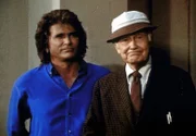 Jonathan (Michael Landon, l.) und Mr. Zelinka (Lew Ayres, r.) verfolgen die Demonstration, die die Schüler für ihren Lehrer organisiert haben.