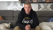 Martin hat vor Kurzem seine Ausbildung als Verkäufer in einer Tankstelle begonnen, weswegen er für den theoretischen Ausbildungsteil wieder die Schulbank drücken muss.