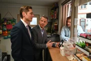 Ringo (Timothy Boldt, l.) und Benedikt (Jens Hajek, M.) fragen sich, ob Easy alles im Griff hat. Rechts David (Diego Seyfarth)