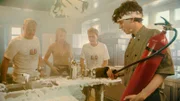 Der Abend läuft aus dem Ruder: Carlo Brenner (Jeremias Meyer, r.) hat mit dem Feuerlöscher die Küche gerettet – und dabei gleichzeitig ruiniert. Niklas "BlaBla" Härle (Sebastian Jakob Doppelbauer, l.), Aydin Alkan (David Ali Rashed, 2.v.r.) und Tante Gabi (Nina Gnädig, 2.v.l.) können nur fassungslos zusehen.