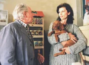 Merkel (Fred Delmare, li.), Besitzer einer Tierhandlung, und seine Tochter Ingrid Merkel (Marijam Agischewa, re.) in Dresden. Haben sie etwa mit dem tragischen Tod von Lore Ehrlicher zu tun?