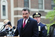 Der Vergewaltiger und Serienkiller Dick Reed ist aufgrund eines Fehlers der Gerichtsmediziner wieder auf freiem Fuß.  Frank Reagan (Tom Selleck, M.) muss vor der Presse Erklärungen liefern und sich den unangenehmen Fragen stellen ...