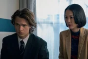 Jake Adelstein (Ansel Elgort, l.); Eimi (Rinko Kikuchi, r.)