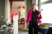 Emilia Rosskopf-Röhler (Catrin Striebeck) findet ein beschmutztes Taschentuch von Jürgen Simmel in einem ihrer Kunstwerke.