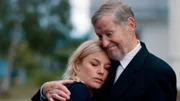 Rebecka Martinsson (Ida Engvoll) hat in ihrem früheren Nachbarn Sivving (Lars Lind) einen väterlichen Freund.; ARD Degeto REBECKA MARTINSSON - WEISSE NACHT, "Rebecka Martinsson - Det Blod Som Spillts", am Freitag (11.10.24) um 00:05 Uhr und um 03:05 Uhr im ERSTEN. Rebecka Martinsson (Ida Engvoll) hat in ihrem früheren Nachbarn Sivving (Lars Lind) einen väterlichen Freund. © ARD Degeto/Yellow Bird, honorarfrei - Verwendung gemäß der AGB im engen inhaltlichen, redaktionellen Zusammenhang mit genannter Degeto-Sendung und bei Nennung "Bild: ARD Degeto/Yellow Bird" (S2+). ARD Degeto/Programmplanung und Presse, Tel: 069/1509-335, degeto-presse@degeto.de
