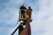 Anbringen des Drachenkopfes