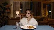 Floor (Bobbie Mulder) erzählt ihrer Familie beim Abendessen, dass sie Schauspielerin werden möchte.