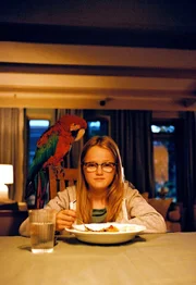 Floor (Bobbie Mulder) hat beim Abendessen mit dem Papagei eine gute Idee.