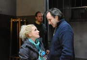 ARD STURM DER LIEBE FOLGE 1273, am Montag (04.04.11) um 15:10 Uhr im ERSTEN. Tanja (Judith Hildebrandt, l.) besucht Curd (Holger Gotha, r.) im Gefängnis und sagt ihm ihre Untersützung zu (mit Komparse).