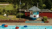 Die Kommandozentrale: Vom Turm aus haben die Bademeister nicht nur die beste Sicht. Dort können auch die Ansagen wie „Nicht vom Beckenrand springen“ abgesetzt werden.
